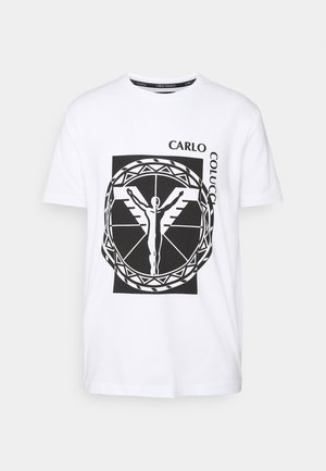 Biała koszulka z krótkim rękawem z czarną grafiką stylizowanej postaci z wyciągniętymi ramionami, umieszczoną w geometrycznych kształtach oraz napisem "Carlo Colucci".