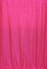 Metallic magenta stof med vertikal ribbet tekstur, der skaber en reflekterende overflade og fremhæver bevægelse og dybde i farven.