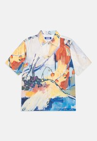 Lyhythihainen nappipaita, jossa on abstrakteja monivärisiä siveltimenvetoja sinisen, keltaisen, oranssin, purppuran ja valkoisen sävyissä, kaulus taitettuna alas.