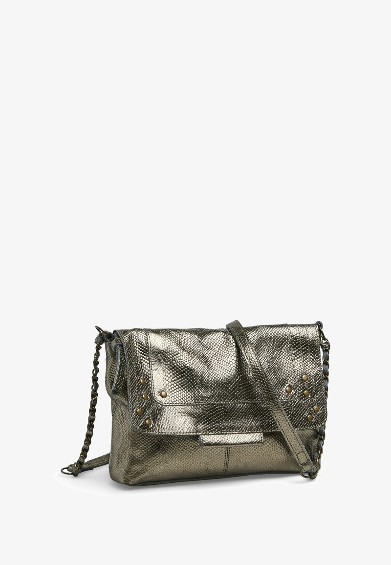 Sac à main en or métallique avec une finition texturée, fermeture à rabat, bandoulière chaîne et accents cloutés sur le devant. Design compact pour une utilisation polyvalente.