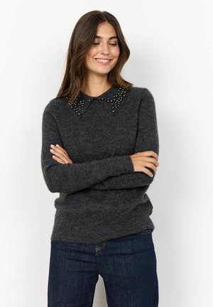 Grauer gestrickter Pullover mit einem kragenförmigen Design, das dekorative Perlen entlang des Kragens aufweist. Lange Ärmel und eine lockere Passform.