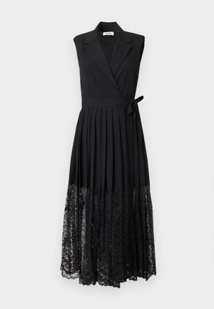 Αμάνικο μαύρο φόρεμα τύπου wrap με γιακά, πλισέ φούστα, δετή ζώνη στη μέση στο πλάι και διαφανές δαντελένιο τμήμα στο τελείωμα.