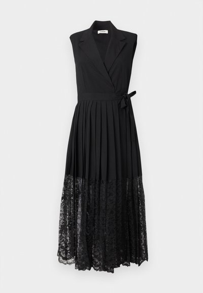 Αμάνικο μαύρο φόρεμα τύπου wrap με γιακά, πλισέ φούστα, δετή ζώνη στη μέση στο πλάι και διαφανές δαντελένιο τμήμα στο τελείωμα.
