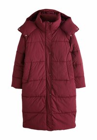 Bordeauxfarbener Steppmantel mit hohem Kragen, Druckknöpfen und zwei Seitentaschen. Mit gesteppten Nähten und mittellangem Schnitt.