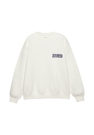 Bílá mikina s žebrovanými manžetami a lemem, s malým vyšívaným logem v námořnické modři na levé straně hrudi. Měkká textura, volný střih.