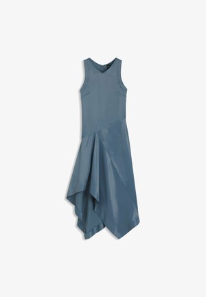 Blauwe satijnen jurk met een mouwloos ontwerp, asymmetrische zoom, soepele textuur en een V-hals. Bevat schuine naden en minimale hardware.