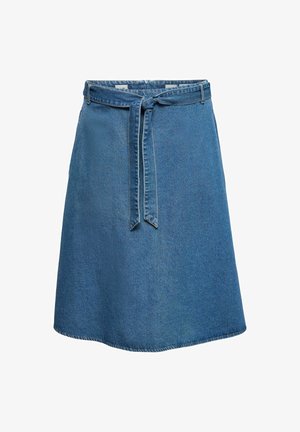 Denim A-line nederdel i medium blå, med en bundet bælte detalje i taljen og en let rå kant. Lavet af bomuldsstoffer, glat tekstur.