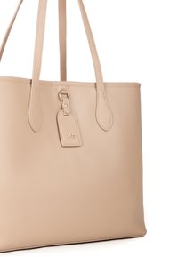Borsa a tote in pelle beige con superficie texturizzata, due lunghe maniglie, forma rettangolare e un piccolo cartellino per bagagli con dettagli del marchio.