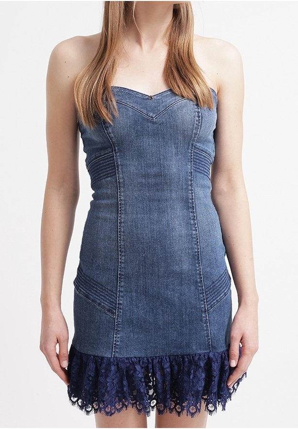 Sukienka dżinsowa z dopasowanym gorsetem, dekoltem w kształcie serca i rozszerzaną granatową koronką u dołu. Posiada pionowe detale szycia.