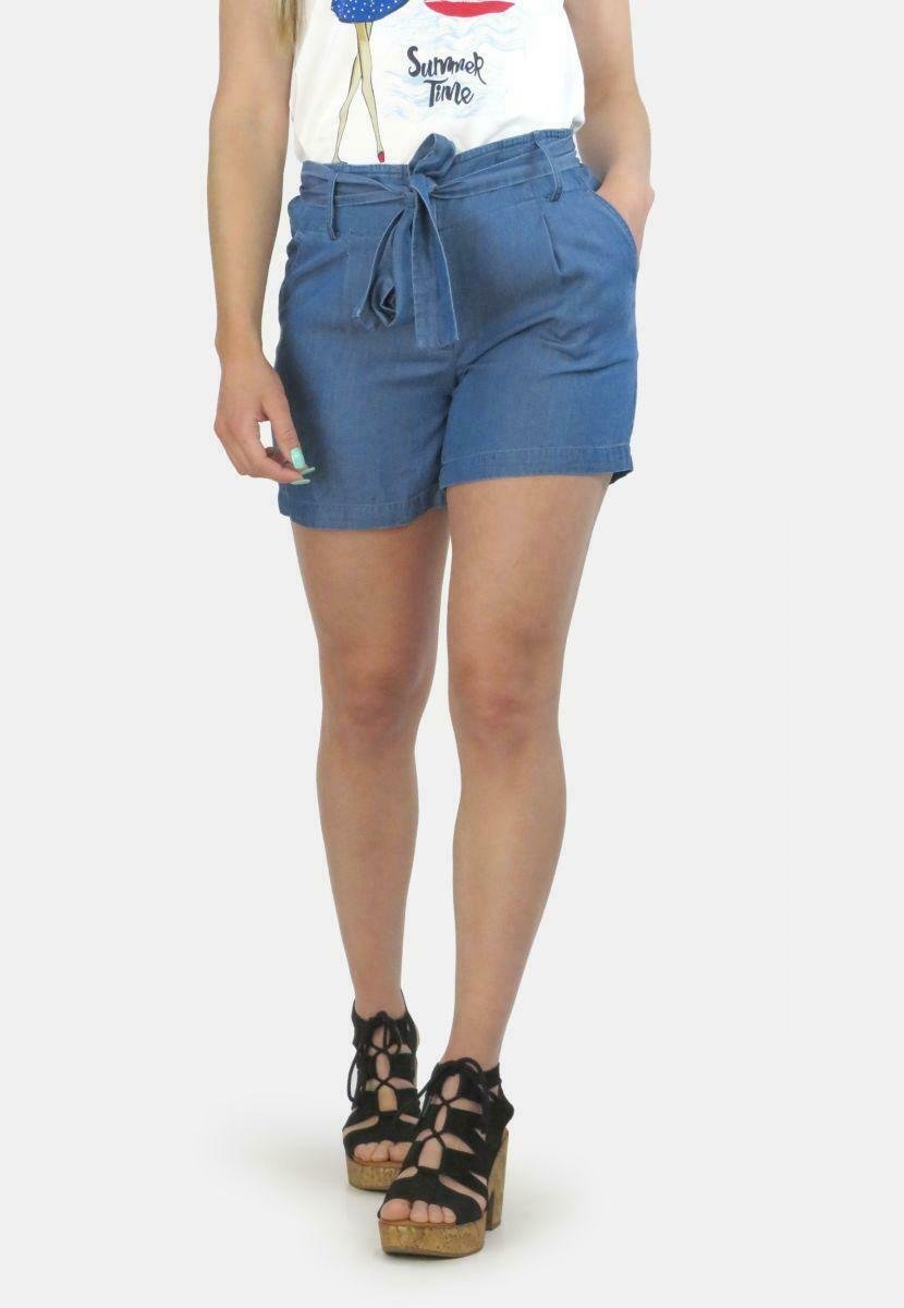 Bermuda corta de mujer, la marca lois y tejido vaquero. Pantalón corto