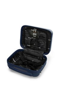 Marineblauwe harde koffer met een gemarmerde zwarte binnenkant, voorzien van ritszakken en elastische banden voor organisatie en veiligheid.