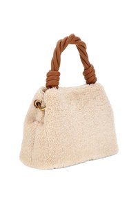 Borsa a tracolla in peluche color crema con manico in pelle marrone annodato e hardware in metallo. Texture morbida e forma angolare con bordi arrotondati.
