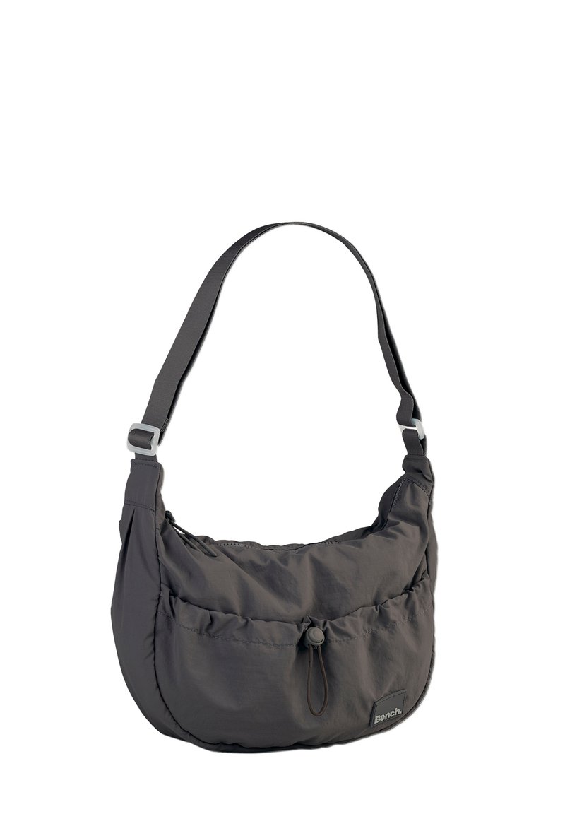 Graue Nylon-Schultertasche mit weicher, runder Form, Kordelzugverschluss und verstellbarem Tragegurt. Mit einem Logopatch auf der Vorderseite.