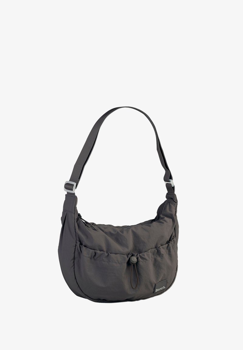 Graue Nylon-Schultertasche mit weicher, runder Form, Kordelzugverschluss und verstellbarem Tragegurt. Mit einem Logopatch auf der Vorderseite.