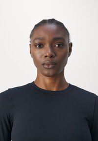 Nike Performance ONE CAPSULE - Hosszú ujjú felső - black