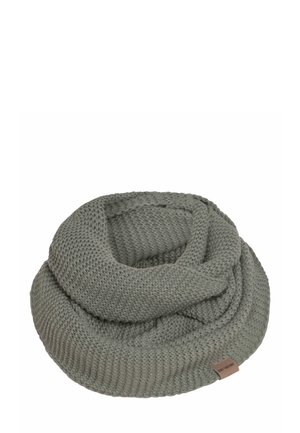 Gehaakte infinity-sjaal in gedempt groen. Zachte textuur met een losse weving. Voorzien van een klein, gelabeld leren label dat zichtbaar is aan de rand.