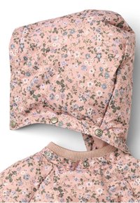 Ružový klobúk s kvetinovým vzorom a hladkou textúrou, s patentkami a rebrovaným okrajom. Akcenty tvoria modré a biele kvety so zelenými listami.