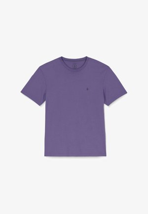 T-shirt en coton violet avec un col rond, des manches courtes et un petit logo sur la poitrine. Texture douce avec une coupe standard.