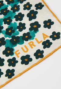 Foulard en soie au fond blanc, orné de motifs floraux teal et noirs. Présente un texte "FURLA" orange et une finition texturée.