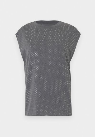 Γκρι κοντομάνικη μπλούζα με στρογγυλή λαιμόκοψη, με υφή που αποτελείται από κουκκίδες σε όλη την επιφάνεια. Κατασκευασμένη από απαλό ύφασμα με άνε τη εφαρμογή.