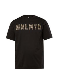 Camiseta de algodón negra con "UNLMTD" en letras mayúsculas de camuflaje en la parte frontal. Mangas cortas y diseño clásico de cuello redondo.