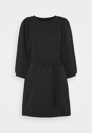 Robe noire en tissu doux, dotée d'un col rond, de manches bouffantes, d'une taille ceinturée et d'une forme évasée avec un minimalisme dans les détails.