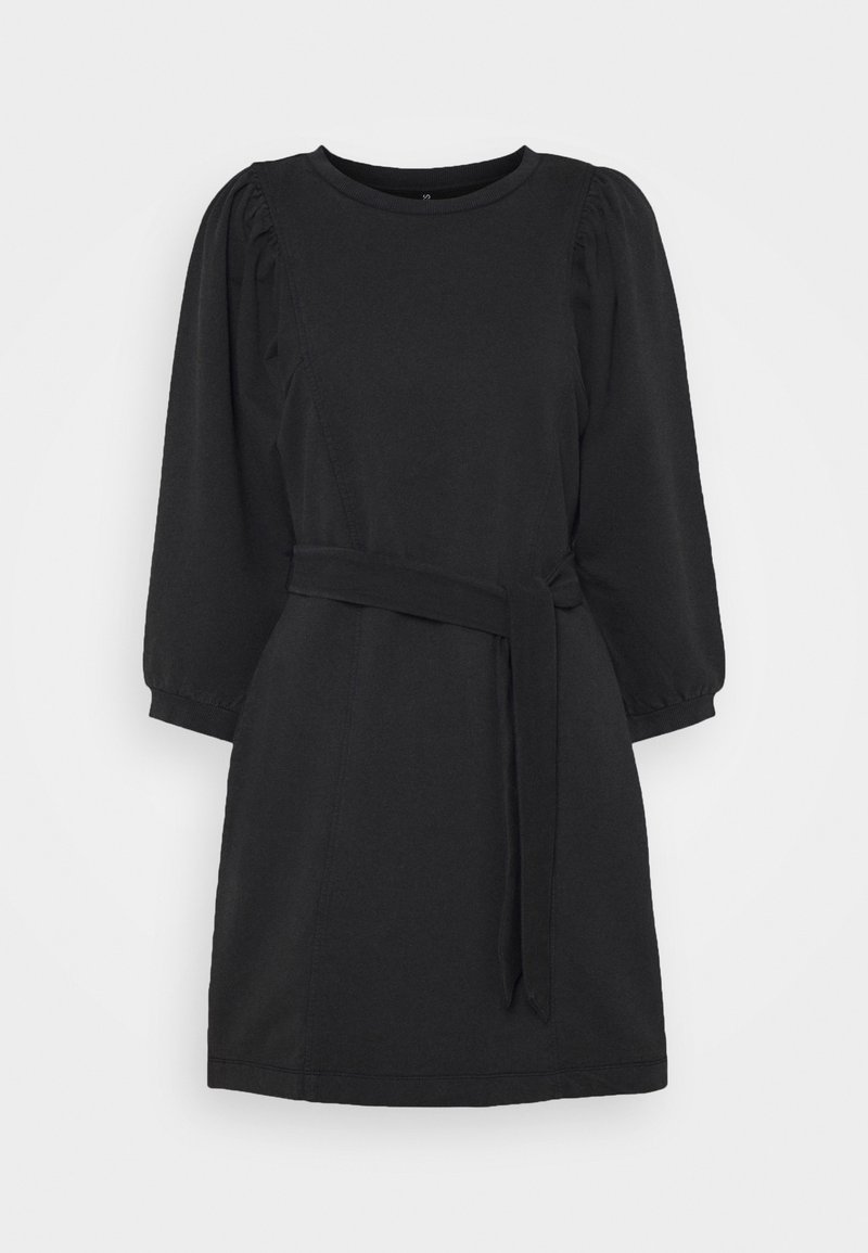 Svart klänning i mjukt tyg, med rund halsringning, puffärmar, bälte i midjan och A-linjefasong med minimal dekoration.