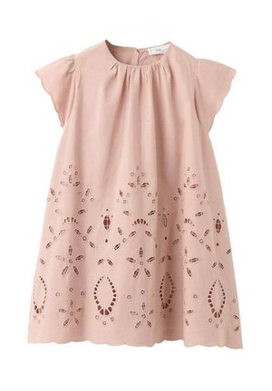 Rosa Baumwollkleid mit kurzen Flügelärmeln, verziert mit bestickten Blumenmustern und Aussparungen am Saum. Glatte Textur.