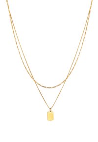 Collana con strati d'oro che presenta due catene fini e un pendente rettangolare con superficie liscia. Il design è delicato e minimalista.