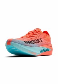 Kollane ja sinine jooksujalats, millel on hingav kudumülem, must "BROOKS" logo, pehmendav tald ning voolav kujundus jõudluseks.