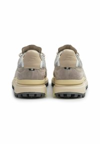 Sneaker in suede grigio e pelle beige con suola spessa, accentuate da dettagli bianchi e lacci testurizzati. Presenta una patch con il logo sul tallone.