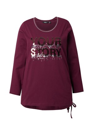 T-shirt à manches longues bordeaux avec un col rond, présentant un design en sequins qui écrit "VOTRE HISTOIRE" sur le devant. Comprend des liens sur les côtés.