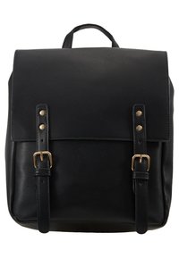 Svart läderryggsäck med klaffstängning, guldhandtag, två justerbara remmar och ett handtag på toppen. Slät yta med minimala designdetaljer.