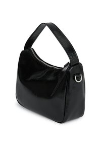 Fekete kézi táska fényes anyagból, ívelt formával, rövid fogantyúval és ezüstszínű fémrészletekkel az oldalon, cipzárral záródik.