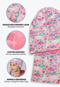 Conjunto de sombrero y calentador de cuello rosa con patrones coloridos de unicornio, estrella, nube, arcoíris y flores, mostrado llevado por un niño.