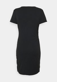 Robe noire à manches courtes avec une silhouette ajustée et des détails froncés sur les côtés. Conçue en tissu lisse et extensible, dotée d'un col rond.