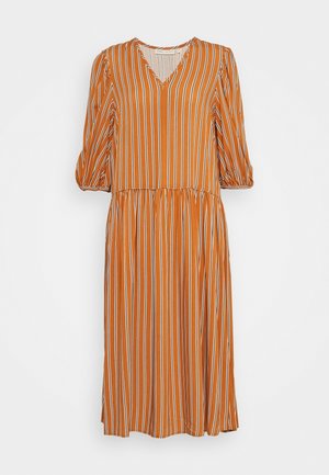 Abito color ruggine con righe verticali bianche, scollo a V, maniche a sbuffo a tre quarti, vita aderente e gonna svasata. Tessuto dalla trama liscia.