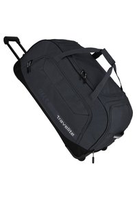 Bolsa de deporte negra con ruedas, fabricada en tela texturizada, con ruedas robustas, base reforzada y detalle de logo. Cuenta con múltiples asas para llevar y cremalleras.