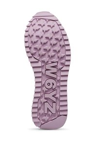 Suola di scarpa in gomma viola con motivo a stella e trazione rigata. Contrassegnata con 'W6YZ' al centro. Testurizzata per una presa e stabilità ottimali.