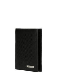 Portafoglio in pelle nera texturizzata con una piccola targhetta di metallo argentato sul davanti, in piedi su uno sfondo bianco.