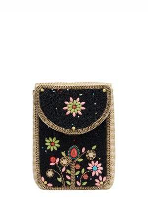 Pequeño bolso negro con diseños florales coloridos de cuentas y un borde beige tejido, con cierre de solapa con ribete dorado.