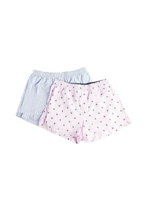 Dos pares de calzoncillos tipo bóxer para hombre, uno azul claro con rayas sutiles, el otro rosa con pequeños patrones circulares oscuros, ambos con cinturillas elásticas.