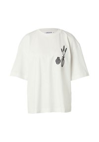 Witte katoenen T-shirt met een losse pasvorm. Beschikt over zwarte lijntekeningen van een vaas en planten aan de linkerkant. Korte mouwen, ronde halsontwerp.