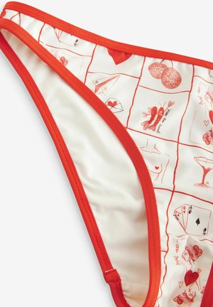 Bikini gaćice s crvenim obrubom, izrađene od kremaste tkanine s rešetkastim uzorkom crvenih ilustracija koje uključuju srca, slova i razigrane dizajne.