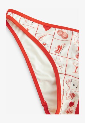 Bikiny s červenými detailmi, vyrobené z krémovej tkaniny s mriežkovým vzorom červených ilustrácií vrátane sŕdc, písmen a hravých motívov.
