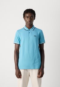 Ανοιχτό μπλε πόλο μπλουζάκι από βαμβάκι, με ριγέ γιακά και κοντά μανίκια. Μαύρο λογότυπο "BOSS" στο αριστερό στήθος.