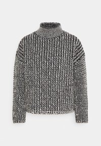 Mustat ja valkoiset neuleet, joissa on rollneck, savannimainen kuvio, väljä istuvuus, pitkät hiharat sekä resorit helmassa ja kauluksessa.