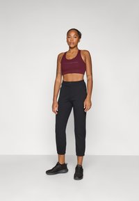 Champion SOFT TOUCH BRA LIGHT SUPPORT WITH LARGE LOGO - Brassières de sport à maintien léger - bordeaux
