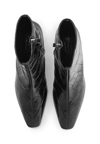 Stivali neri in pelle alla caviglia con texture a coccodrillo, punta appuntita e zip laterale. Finitura liscia con un aspetto lucido.
