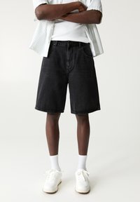 PULL&BEAR - BAGGY - Farmer rövidnadrágok - black denim Miniatűr kép 1